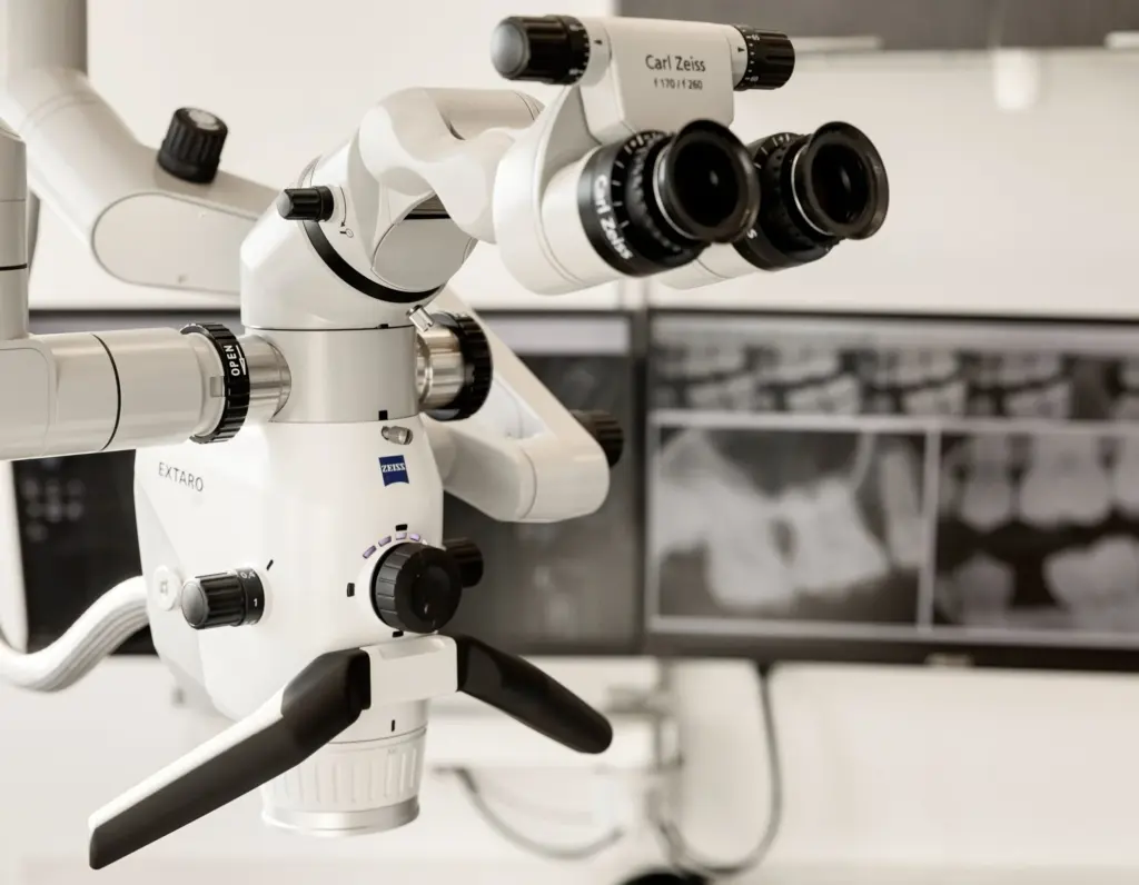 Microscop dentar folosit în tratamentul de canal